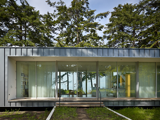 Northbeach Residence by Helitrope Architects, photo by Benjamin Benschneider